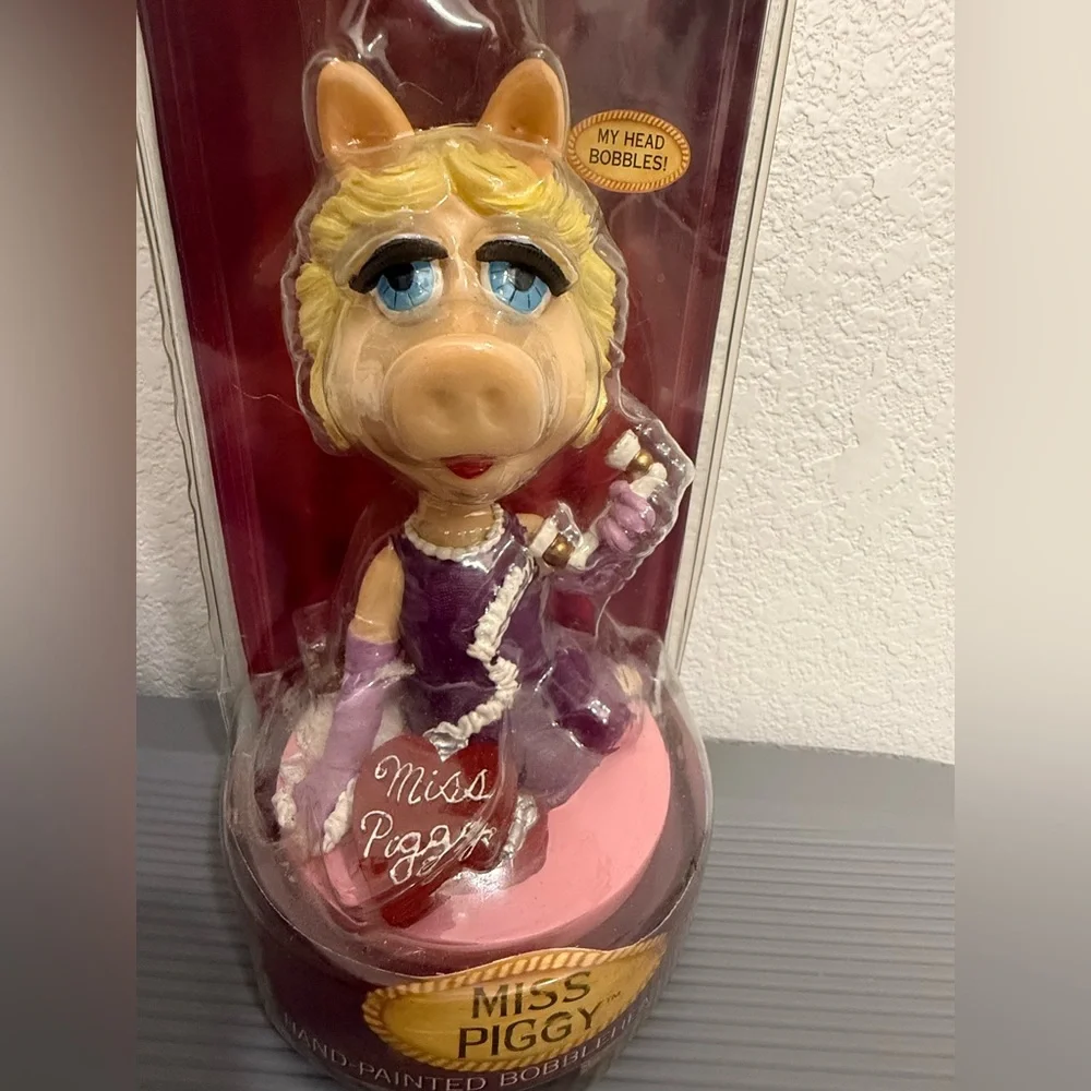 Miss Piggy Hand-Painted Figurine - Picture 2 of 3